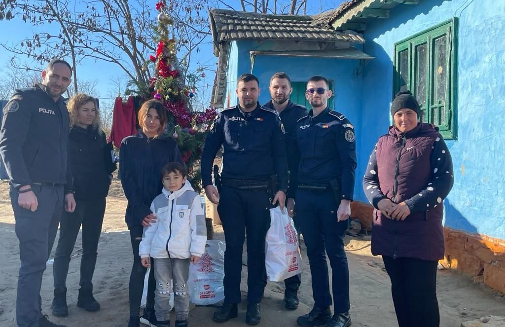 (FOTO) Polițiștii Secției 7 Rurale au fost ajutoarele lui Moș Crăciun: 50 de copii din Crucea au primit daruri de sărbători