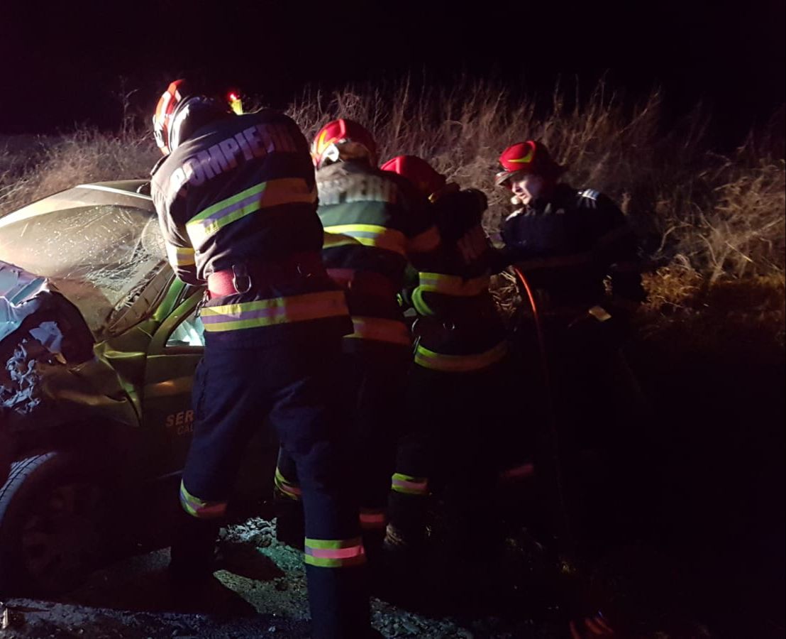 Impact între mai multe mașini în județul Tulcea: un bărbat este prins între fiarele contorsionate, iar un copil de un an și jumătate este rănit