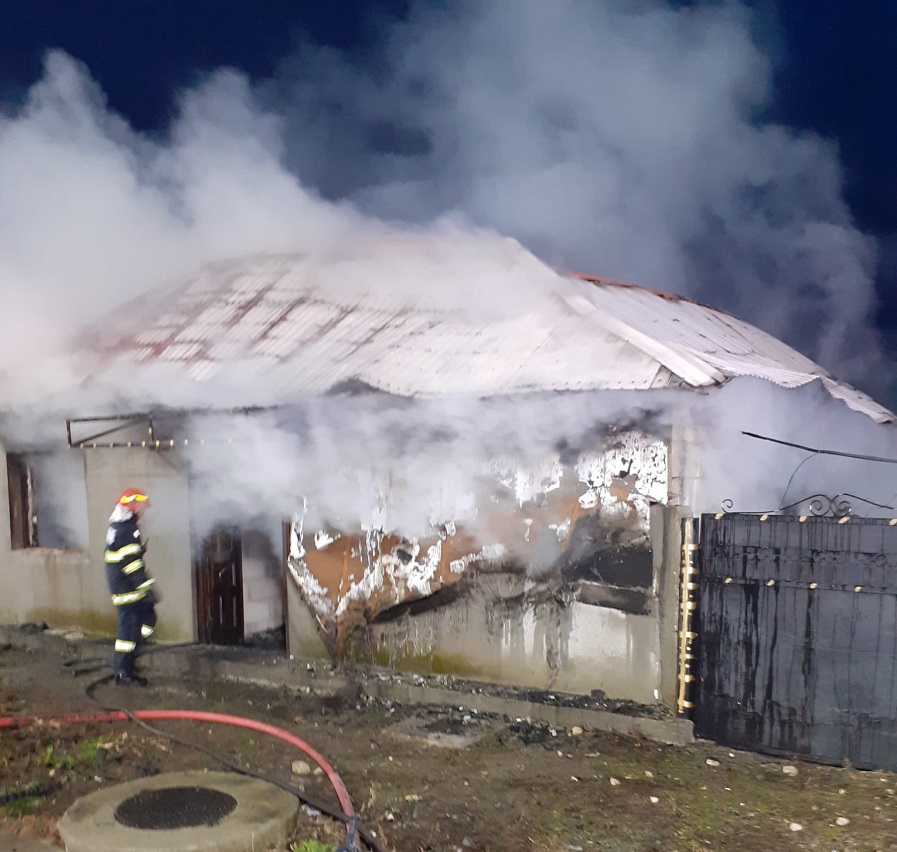 (FOTO) O casă din Mihail Kogălniceanu a luat foc noaptea trecută