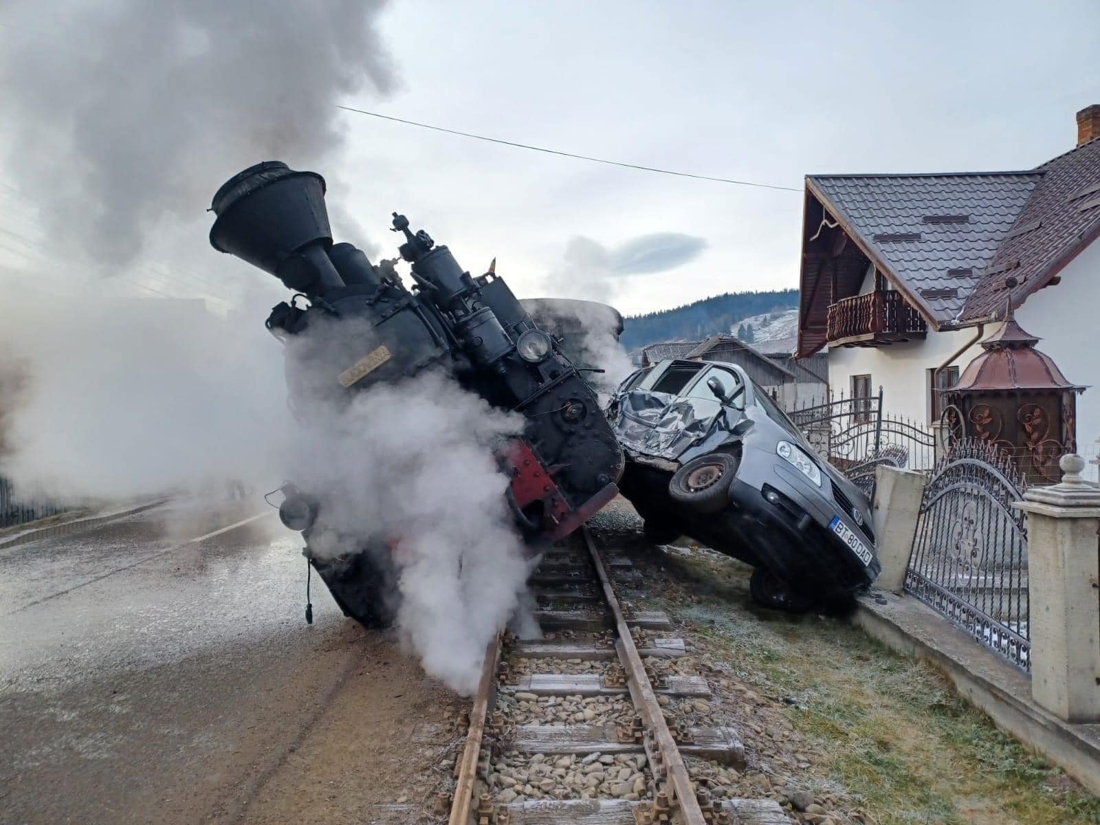 Locomotiva Mocăniței a fost aruncată de pe șine în urma unui accident violent