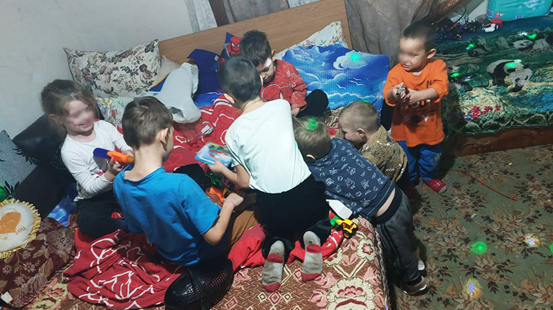 Mobilizare EXEMPLARĂ: Sute de studenți au participat la spectacolul dedicat unei familii cu cinci copii din Pecineaga