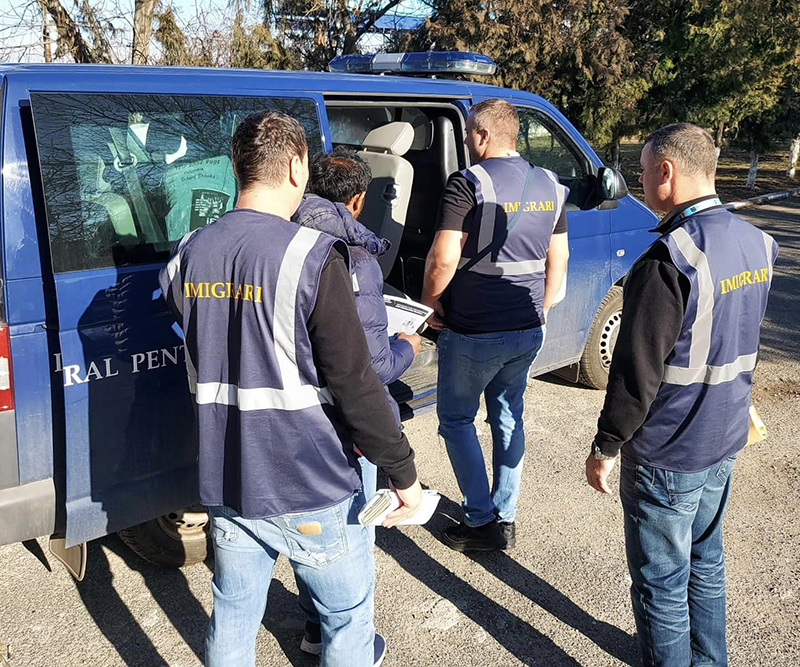 Migranți descoperiți într-o semiremorcă, pe DN2A: anchetă comună a Poliției, Imigrărilor și Gărzii de Coastă