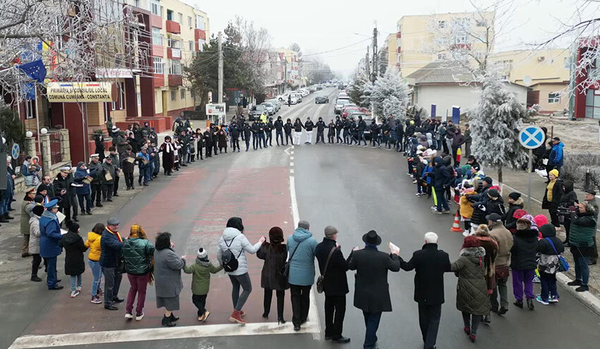 (FOTO) De Ziua Unirii Principatelor Române, locuitorii din Cumpăna au încins hora în centrul comunei