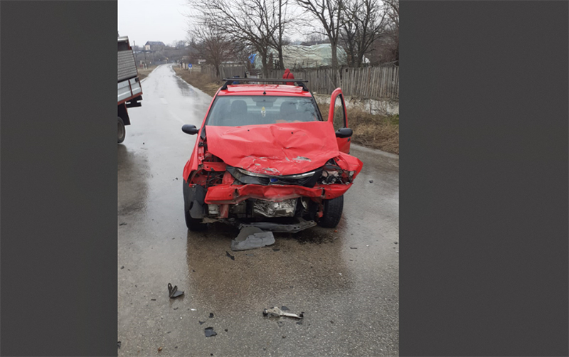 ACCIDENT la ieșire din Tichilești, spre Hârșova: Două mașini s-au ciocnit, FRONTAL. Patru persoane sunt rănite
