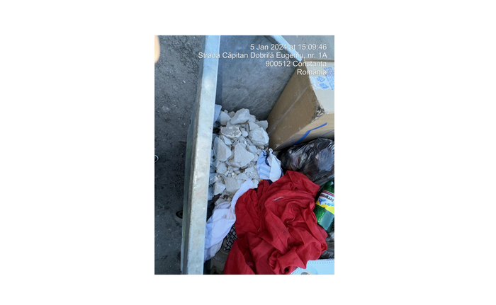 Un constănțean din zona Boema, AMENDAT cu 5.000 de lei pentru că a aruncat moloz în containerul pentru deșeuri menajere
