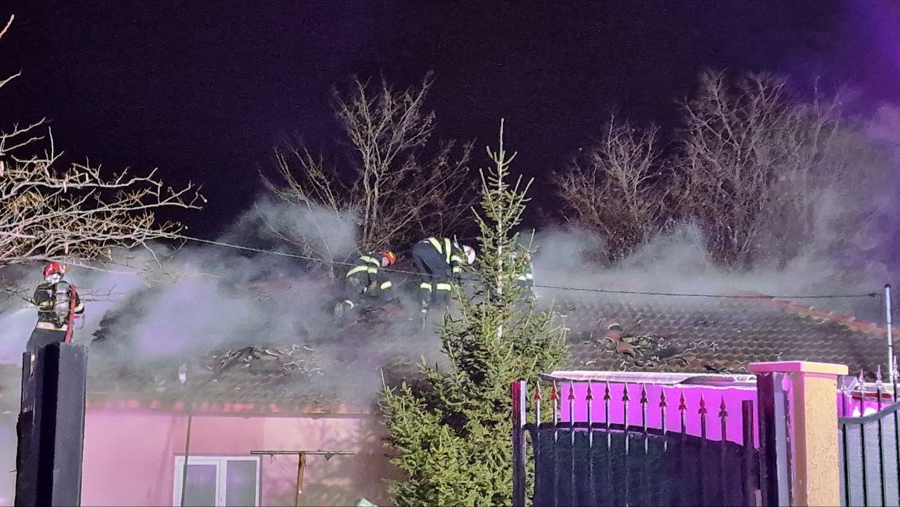 (FOTO/VIDEO) Acoperișul unei case din Palazu Mare a luat FOC. Incendiul ar fi pornit de la coșul de fum