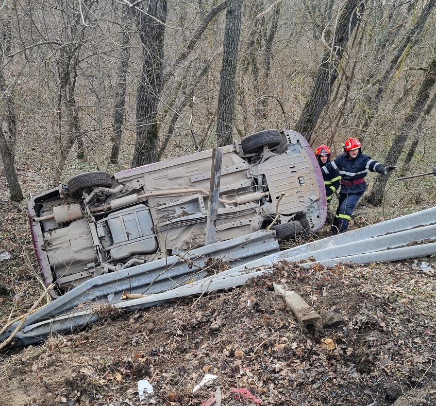 Un autoturism s-a răsturnat pe DN 22, în zona pădurii Babadag