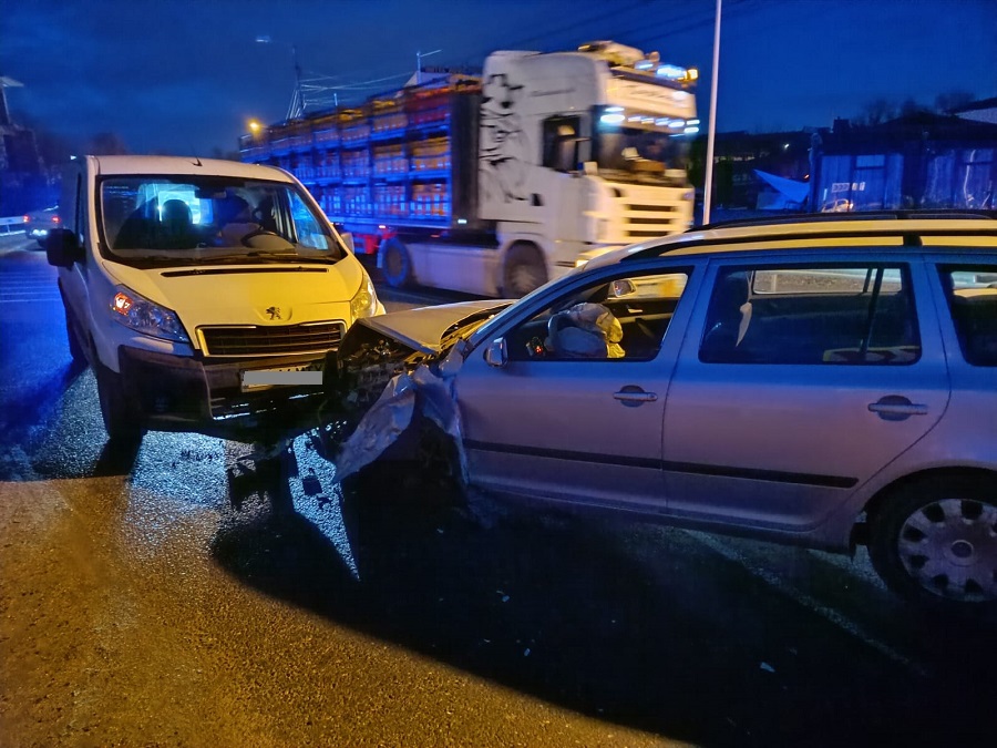 (FOTO) Trei mașini s-au ciocnit în Eforie Nord. O persoană este rănită