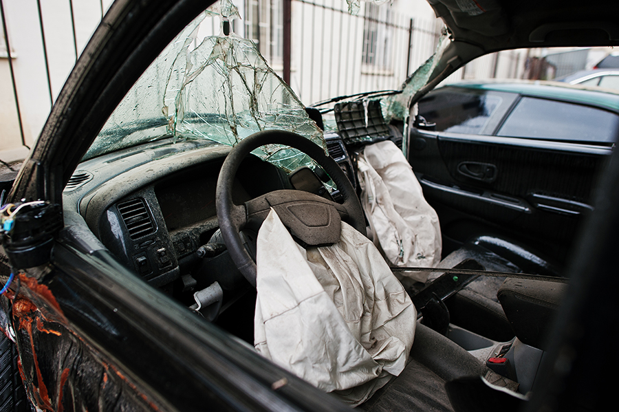 O mașină a intrat DIRECT în gardul unei case din Constanța: O persoană a fost rănită