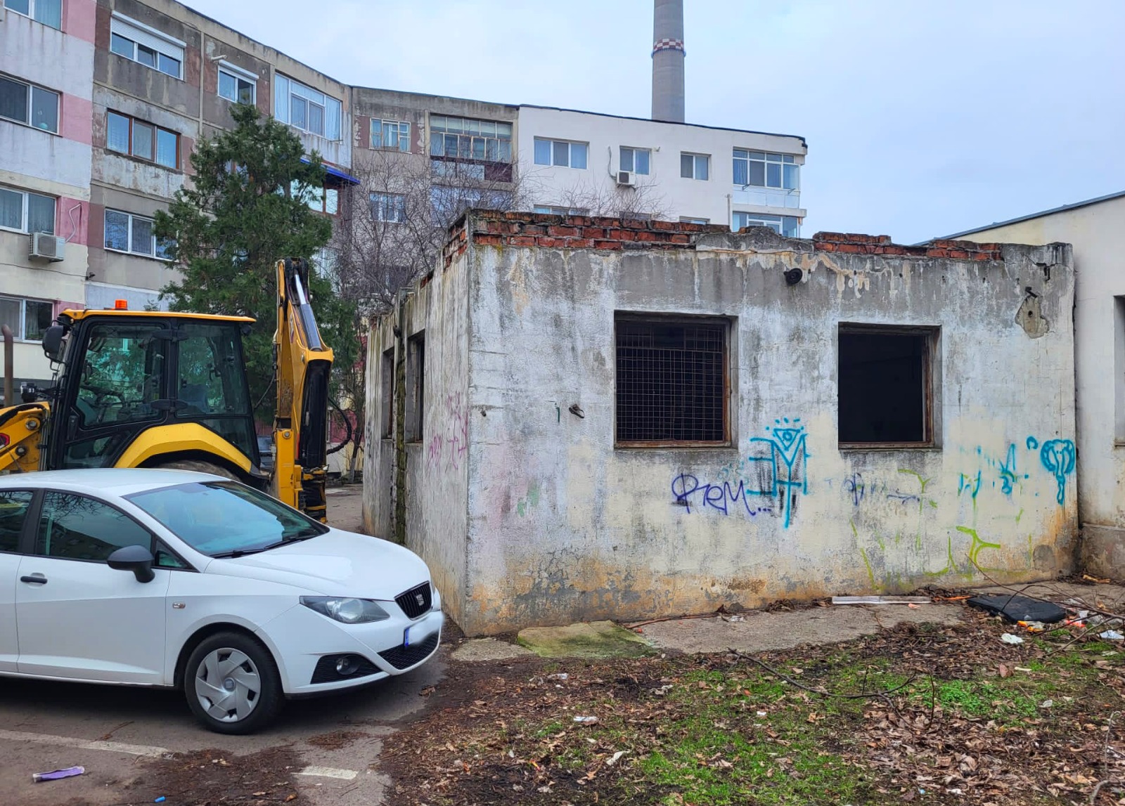(FOTO) Continuă demolarea construcțiilor ilegale din Constanța: Este vizată o clădire lăsată în paragină