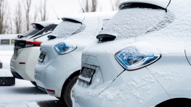 Ce amendă pot primi șoferii care circulă cu maşina acoperită de zăpadă 