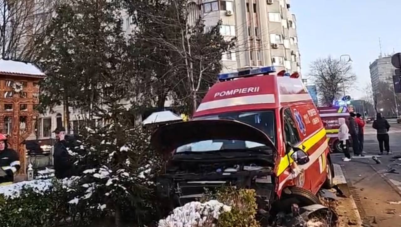 ALERTĂ pe Bulevardul Tomis! O ambulanță SMURD a fost lovită de un autoturism, în timp ce se deplasa la un pacient