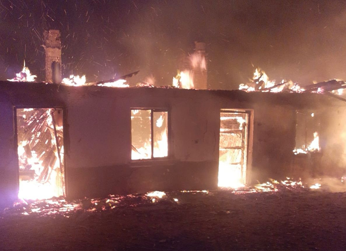 INCENDIU la Murfatlar: ARDE o casă cu 14 camere. Patru copii și zece adulți s-au autoevacuat