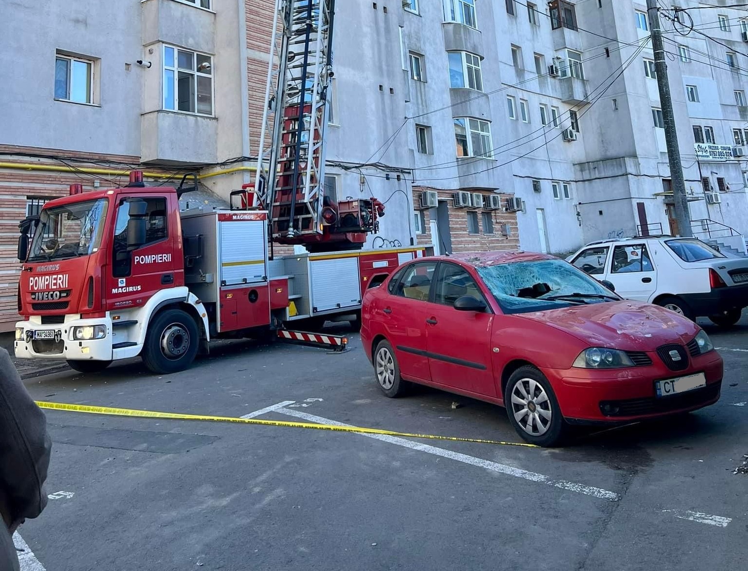 (FOTO) Un constănțean, care a parcat în spatele unor blocuri, și-a găsit mașina făcută praf