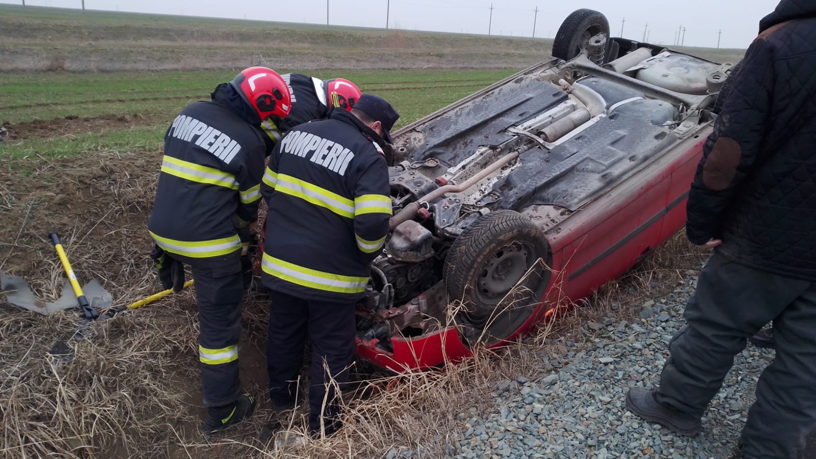 Accident rutier la ieșirea din localitatea Săcele: Un autoturism s-a răsturnat