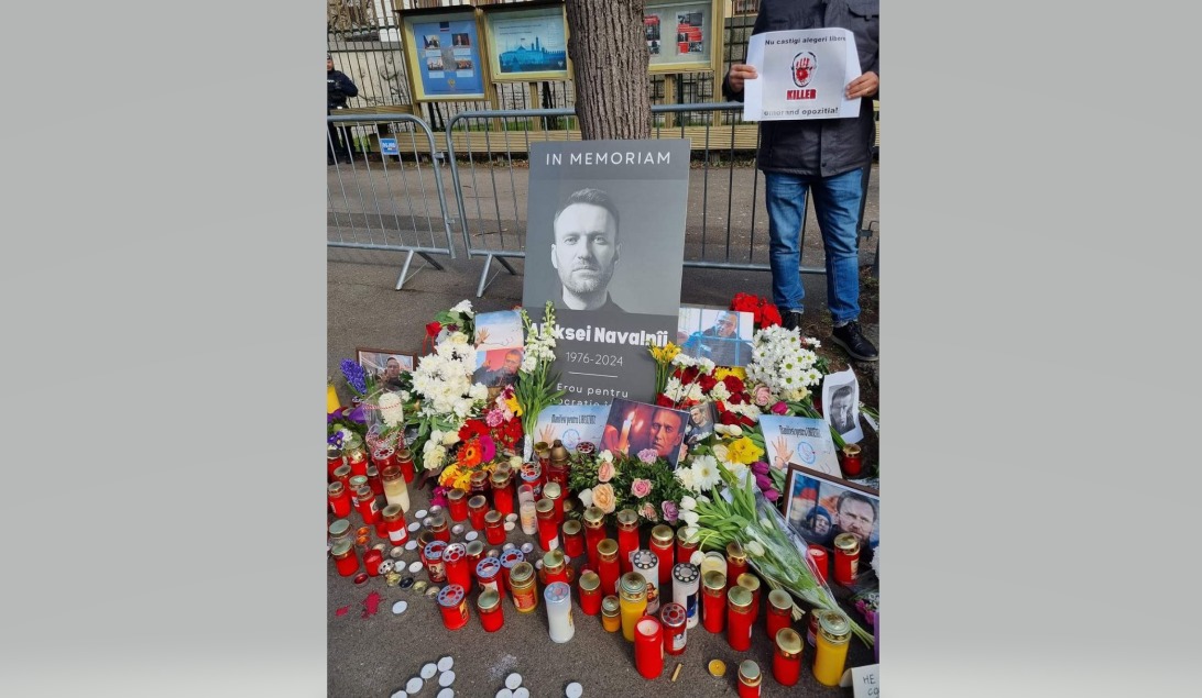 Aleksei Navalnîi, comemorat la București: Oamenii au aprins lumânări în fața ambasadei Rusiei