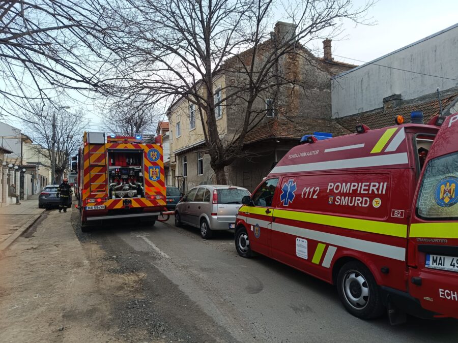 (FOTO) FOC la o casă din Constanța: Mai multe persoane s-au INTOXICAT cu monoxid de carbon