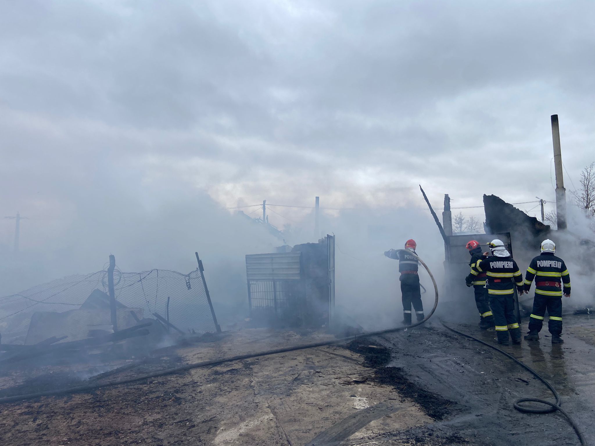 Incendiu la o locuință din Cogealac: Acoperișul a fost făcut scrum de flăcări