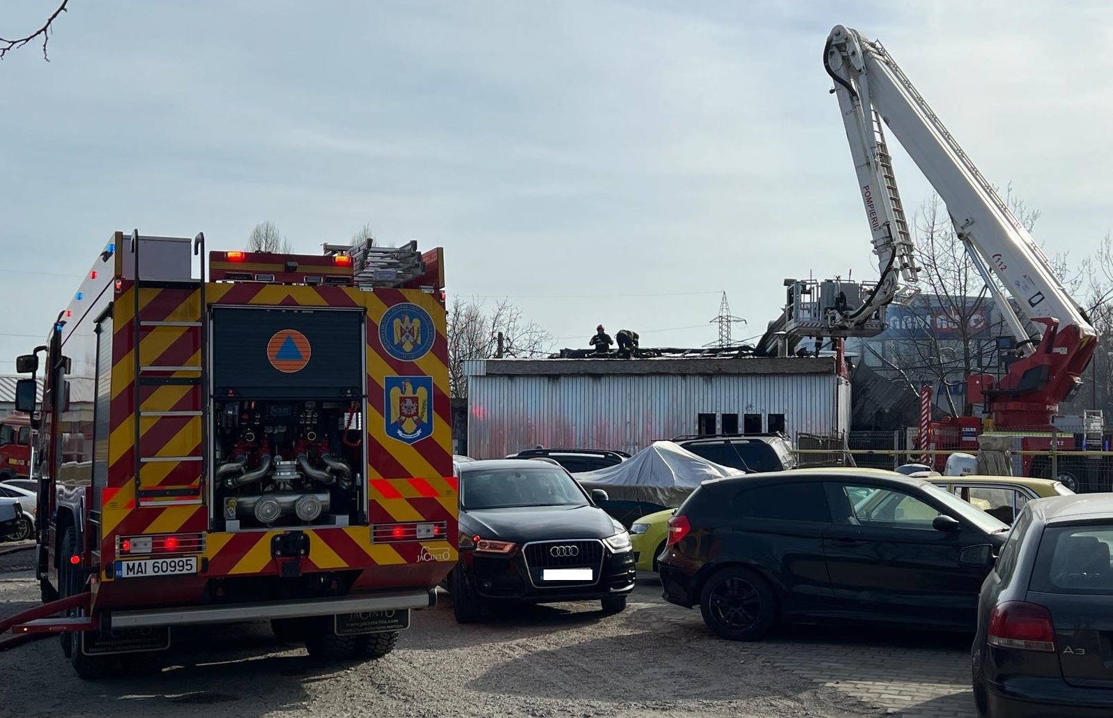 (FOTO) Incendiu puternic la o vopsitorie auto din Constanța! Mașinile din cuptoarele de uscare au luat foc