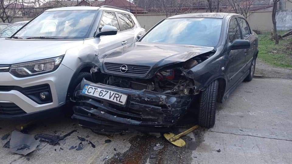 Un constănțean s-a dus să declare că a lovit două mașini în timp ce conducea, deși nici nu avea permis