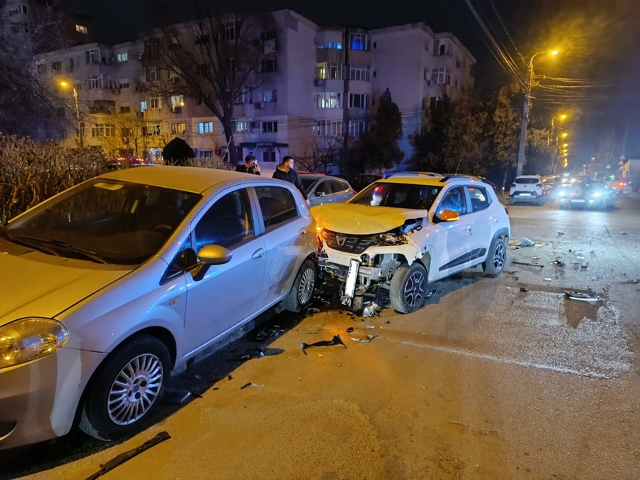(FOTO) Accident cu trei victime: Două mașini s-au ciocnit într-o intersecție din zona CET. Una dintre ele a ricoșat într-un autoturism parcat