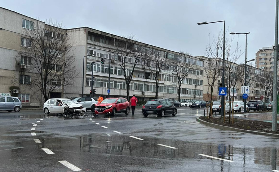 ACCIDENT grav la ICIL: Două mașini s-au ciocnit, o persoană este rănită