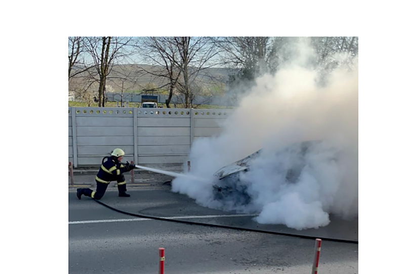VIDEO O mașină a ars ca o torță lângă o stație de alimentare cu carburanți: Pompierii tulceni au intervenit în forță