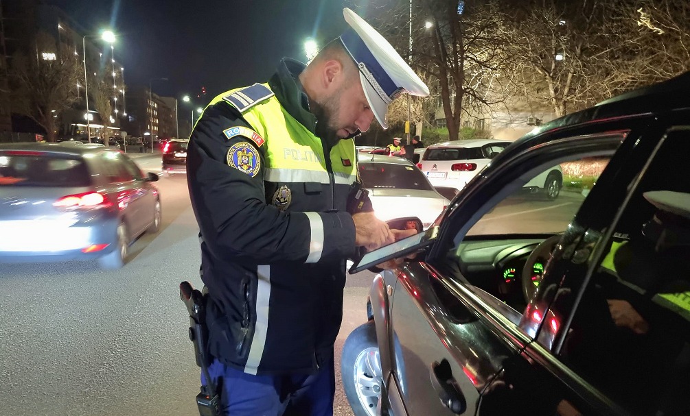 (FOTO/VIDEO) Sute de amenzi aplicate de polițiștii constănțeni în weekend: 200 de șoferi au fost testați cu aparatul etilotest