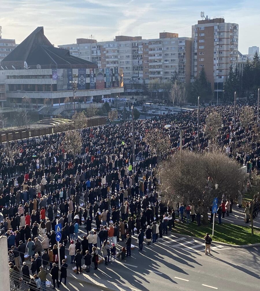 Mii de persoane au participat la ceremonialul de sfinţire a bucatelor de Paștele Catolic, la Miercurea-Ciuc