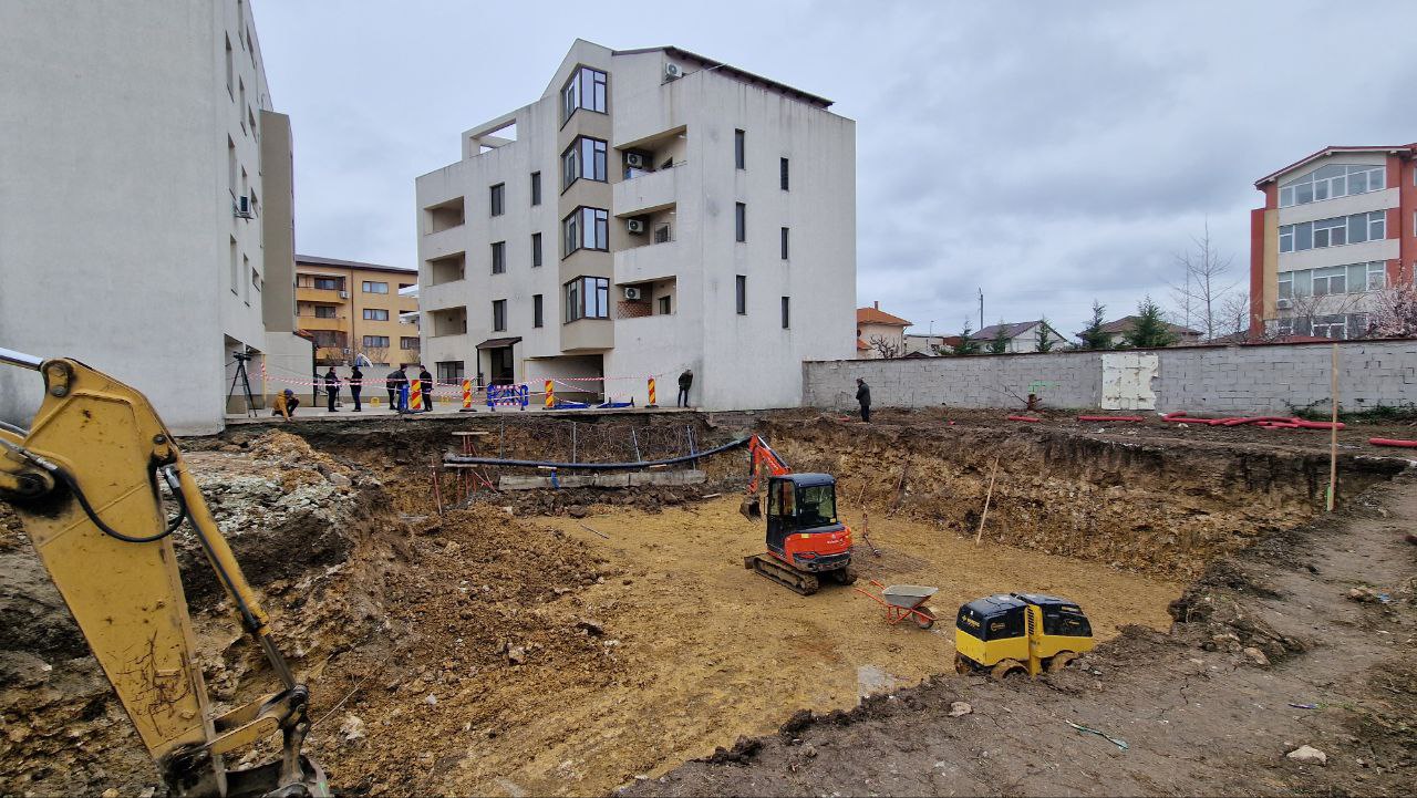 Blocul din Palazu Mare care a stârnit indignarea vecinilor, în pericol să piardă autorizația de construire. Decizia, la mâna Tribunalului
