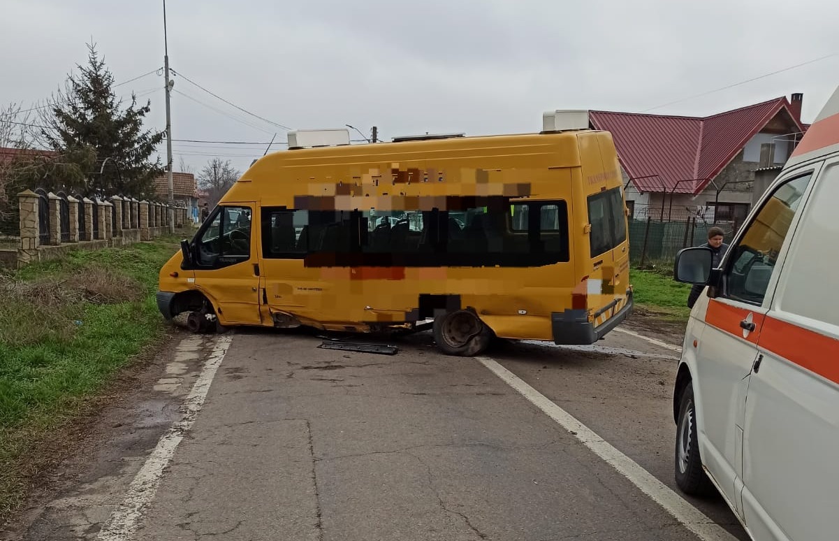 Un microbuz școlar și un autoturism s-au CIOCNIT în județul Tulcea: Doi elevi sunt răniți