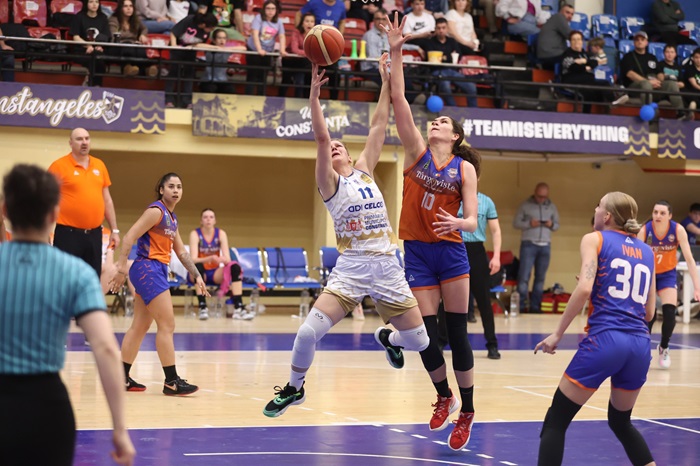 FOTO Baschetbalistele de la CSM Constanța câștigă în fața CSM Târgoviște primul meci al semifinalei Ligii Naționale de Baschet Feminin