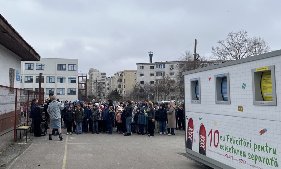 Polaris M Holding: Elevii din 20 de clase de la Școala Gimnazială nr. 16 „Marin Ionescu Dobrogianu” intră în competiția "10 cu felicitări pentru colectarea separată"