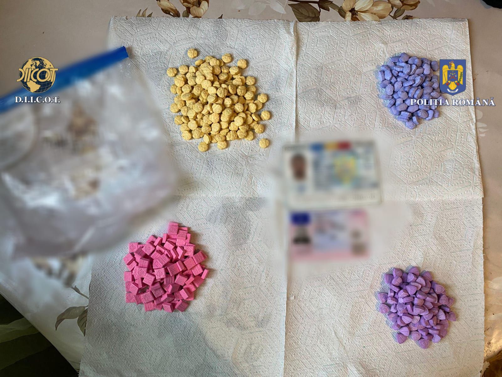 (FOTO) Traficanți de ecstasy din Tulcea, reținuți: Ce au găsit polițiștii la domiciliile acestora