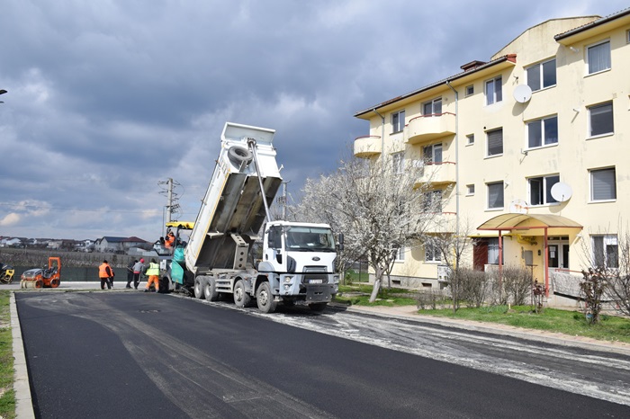 (FOTO) Continuă lucrările de asfaltare în comuna Cumpăna