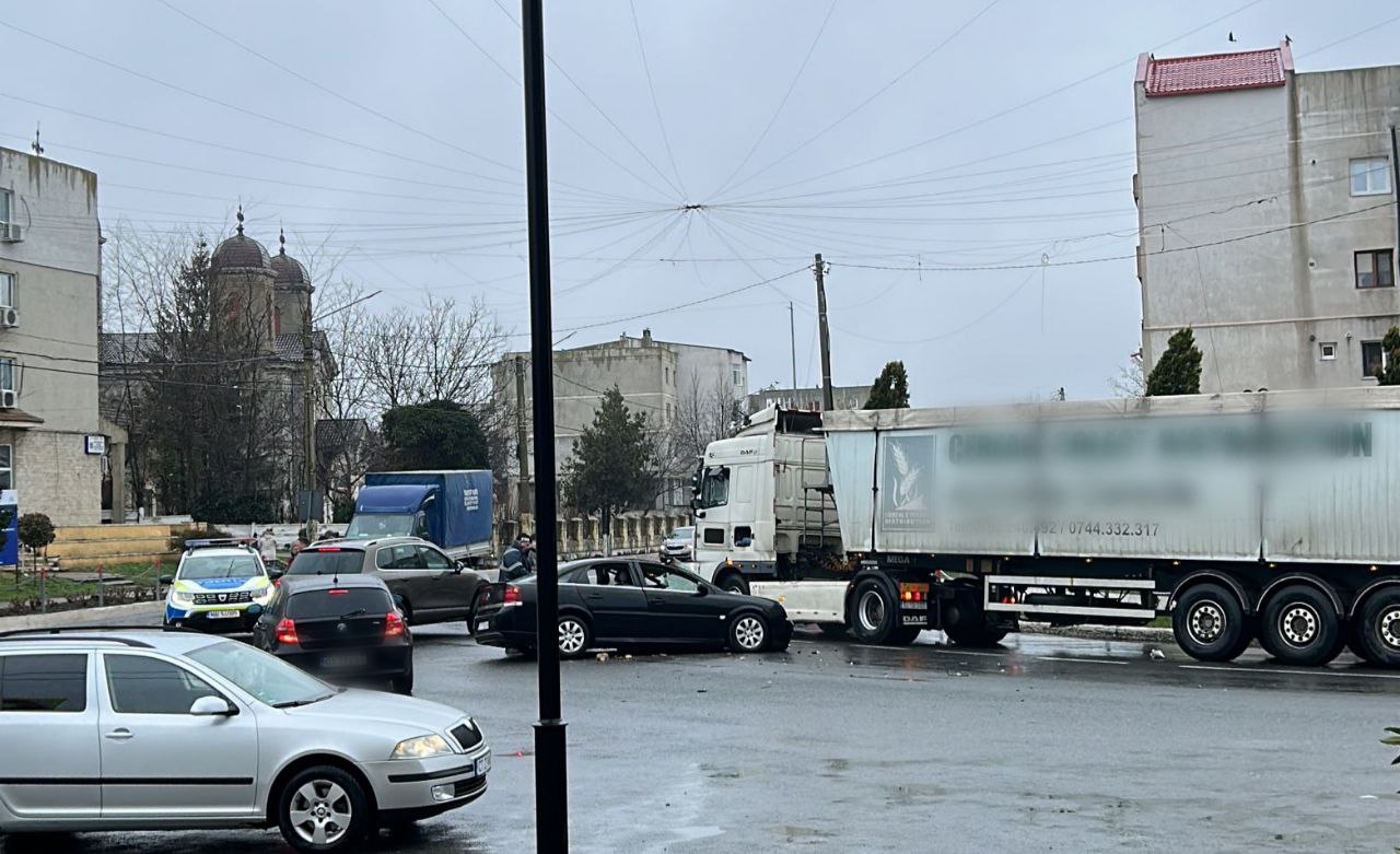 ACCIDENT la Mihai Kogălniceanu, între un autoturism și un camion: Șoferul autoutilitarei a FUGIT de la fața locului