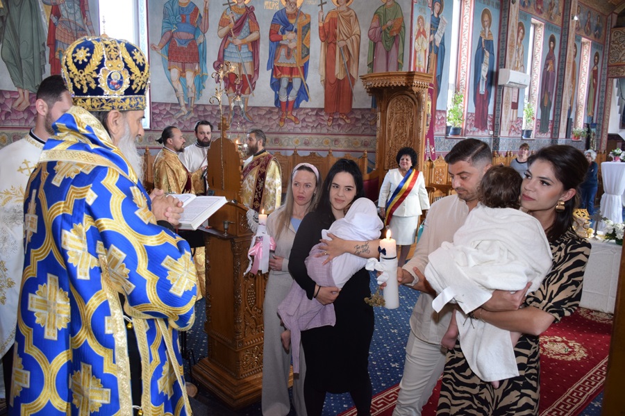 Tradiția merge mai departe la Cumpăna: Doi copii aflați în asistență maternală au primit taina botezului de la IPS Teodosie