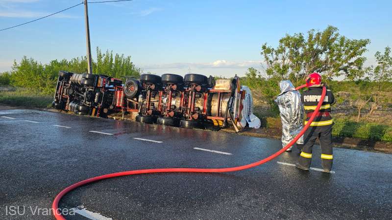Traficul blocat pe un drum național, după ce o cisternă cu etanol s-a răsturnat pe carosabil: Șoferul a murit