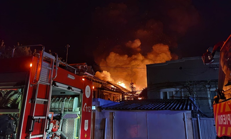 VIDEO Incendiu violent în Tulcea: Mai multe construcții au fost mistuite de flăcări