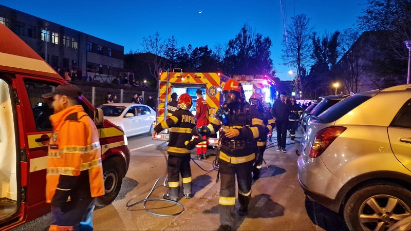 FOTO Incendiu la un apartament din zona Euromaterna: 40 de persoane s-au autoevacuat