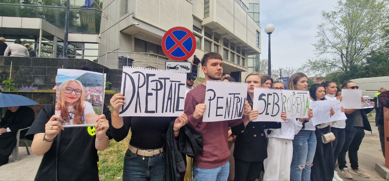 VIDEO Miting pentru Sebi și Roberta: Mai mulți studenți de la Universitatea Ovidius s-au strâns în fața Tribunalului Constanța