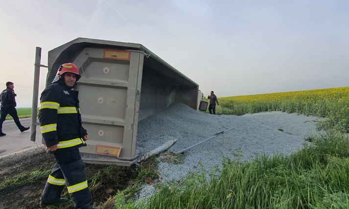 FOTO Un TIR încărcat cu piatră s-a răsturnat pe DN 2A, la ieșire din Gălbiori