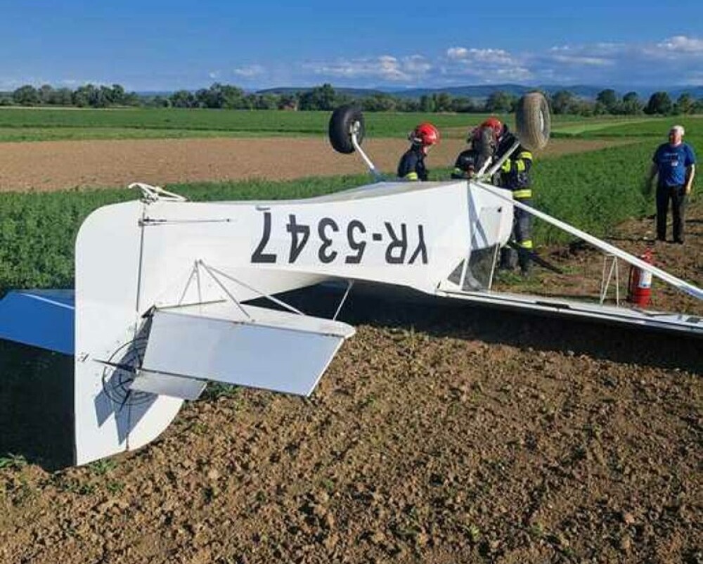 FOTO Un avion de mici dimensiuni a aterizat de urgență pe un câmp. Pilotul a scăpat ca prin minune