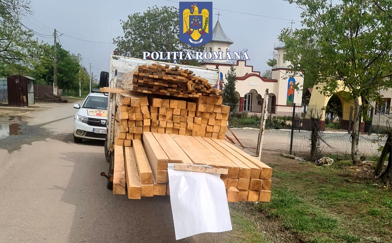 Șofer în vârstă de 25 de ani, prins de polițiștii din Techirghiol transportând peste 100 de grinzi de cherestea, fără documente