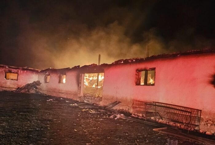 Incendiu devastator la un saivan din comuna Ostrov: Au ARS 200 de oi, zece porci, câteva tone de cereale și sute de baloți de paie