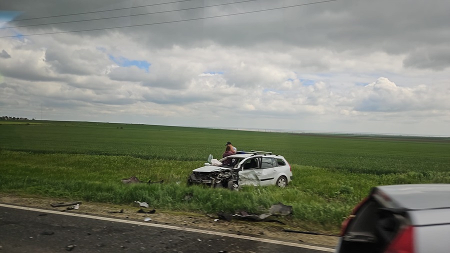 O șoferiță s-a RĂSTURNAT cu mașina la intrare în Mihai Viteazu