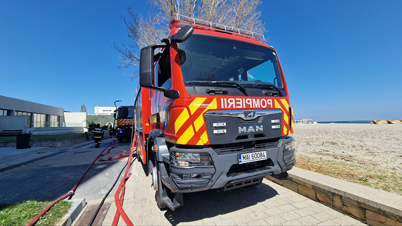 FOC pe plaja din Mamaia Nord: Un container al salvamarilor, cuprins de flăcări