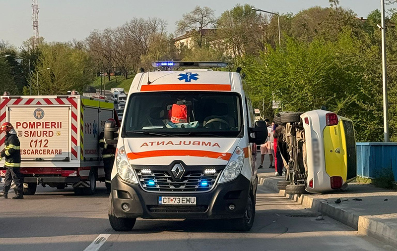 FOTO ACCIDENT pe podul de la Medgidia: Un taxi s-a răsturnat