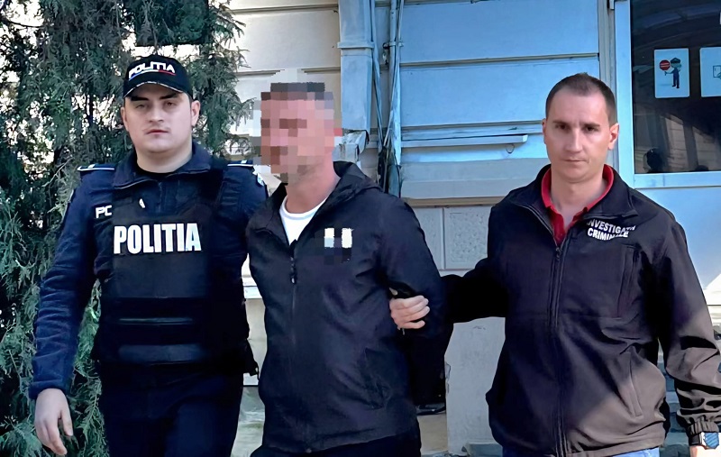 Doi constănțeni, acuzați că au intrat mascați în casă peste o femeie din București, au bătut-o și i-au cerut bani
