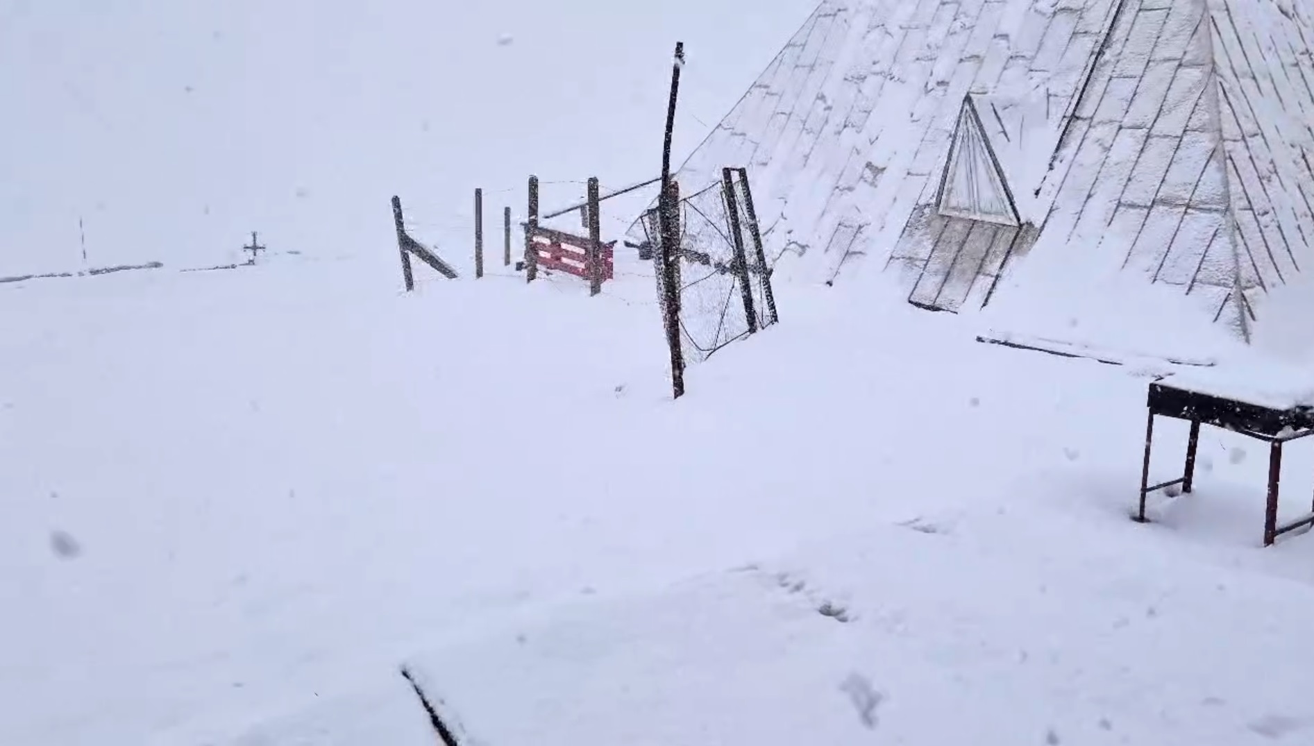 VIDEO Peisaj de iarnă pe platoul Bucegi, aproape de jumătatea lunii mai. A nins abundent și s-a depus zăpadă